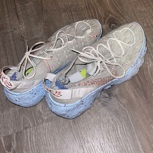 Nike foam sneakers size 8. Lightly worn sneakers.